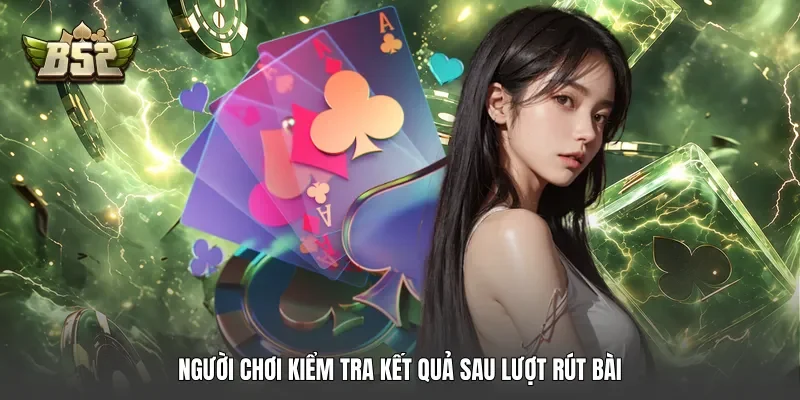 Người chơi kiểm tra kết quả sau lượt rút bài